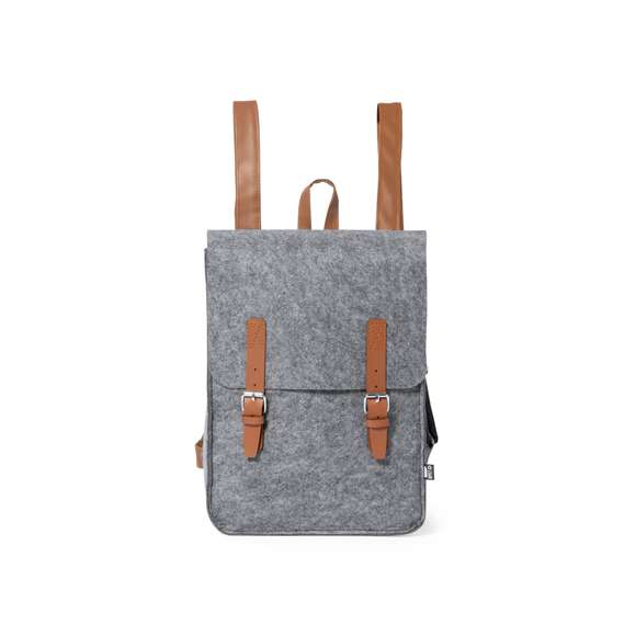 Mochila de diseño fabricada en resistente fieltro RPET, con tiras de cierre, asa de transporte y cintas para hombros en polipiel. Amplio compartimento principal, solapa con tiras ajustables y cierre de hebilla metálica. Con cintas para hombros ajustables y distintivo RPET en etiqueta exterior.El fieltro RPET es fruto de la combinación del proceso de reciclaje de materiales plásticos junto con la técnica milenaria de fabricación del fieltro, dando como resultado un material de eco-tendencia que, además de ser de origen reciclado, también se convierte en reciclable.