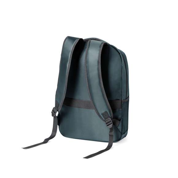 Mochila de alta calidad fabricada en RNYLON 420D. Compartimento principal con cierre de cremallera a juego y doble tirador. Incluye bolsillo exterior de cremallera y 2 bolsillos laterales de redecilla. Acolchado en asa, parte trasera y cintas para hombros, estas últimas ajustables. Interior con compartimento acolchado para ordenador portátil de hasta 15 pulgadas y accesorio en espalda para ajuste en trolley. Disponible en variada gama de colores, con distintivo reciclado en etiqueta exterior.El material RNYLON se elabora a partir de plástico reciclado, para así fomentar la reutilización de residuos plásticos y ayudar a la sostenibilidad del planeta.