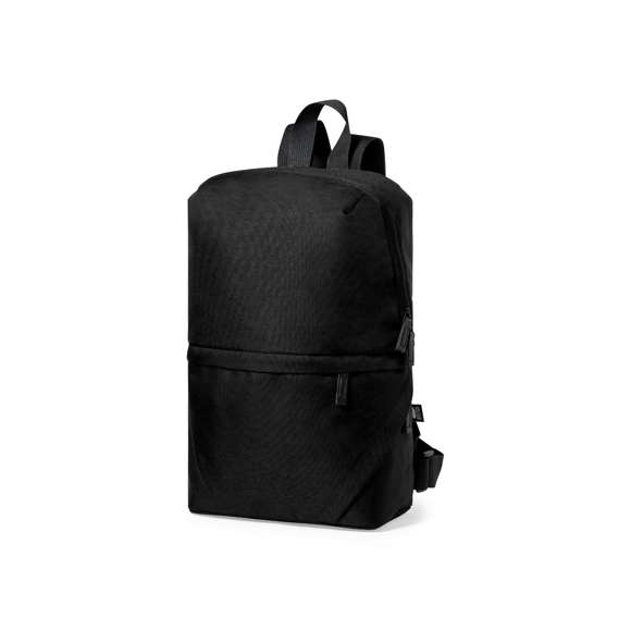 Mochila fabricada en resistente poliéster 600D RPET. Compartimento principal con cierre de cremallera invisible, doble bolsillo exterior y cintas para hombros ajustables. Disponible en variada gama de colores, con distintivo RPET en etiqueta exterior.  El material RPET se elabora a partir de plástico reciclado, para así fomentar la reutilización de residuos plásticos y ayudar a la sostenibilidad del planeta.