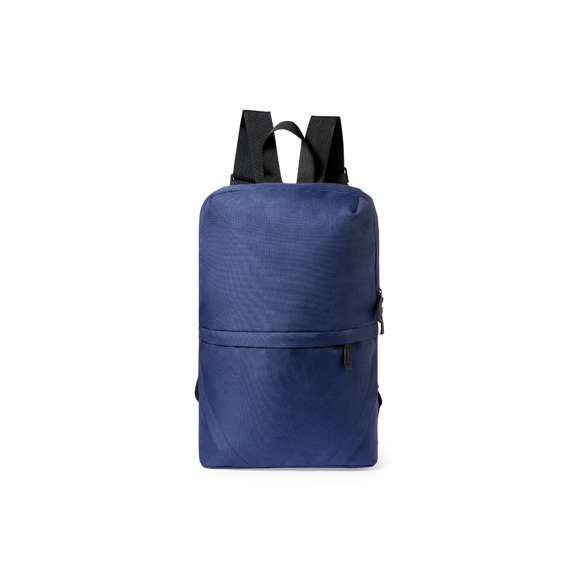 Mochila fabricada en resistente poliéster 600D RPET. Compartimento principal con cierre de cremallera invisible, doble bolsillo exterior y cintas para hombros ajustables. Disponible en variada gama de colores, con distintivo RPET en etiqueta exterior.  El material RPET se elabora a partir de plástico reciclado, para así fomentar la reutilización de residuos plásticos y ayudar a la sostenibilidad del planeta.