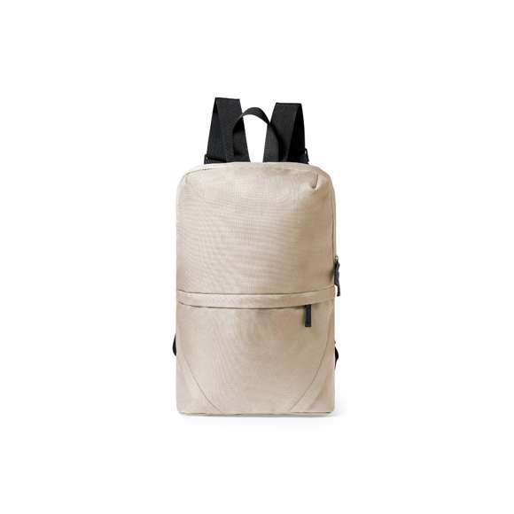 Mochila fabricada en resistente poliéster 600D RPET. Compartimento principal con cierre de cremallera invisible, doble bolsillo exterior y cintas para hombros ajustables. Disponible en variada gama de colores, con distintivo RPET en etiqueta exterior.  El material RPET se elabora a partir de plástico reciclado, para así fomentar la reutilización de residuos plásticos y ayudar a la sostenibilidad del planeta.