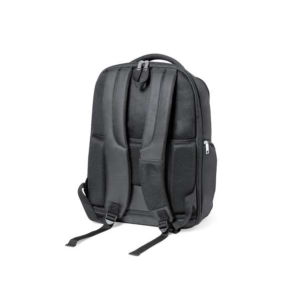 Mochila de calidad premium fabricada en resistente Nyon 600D de acabado en color negro. Compartimento principal con cierre de cremallera a juego y doble tirador. Incluye 3 bolsillos exteriores y 2 bolsillos laterales, todos con cierre de cremallera. Acolchado en asa, parte trasera y cintas para hombros, que además son ajustables. Interior con compartimentos acolchados para ordenador portátil de hasta 17 pulgadas y tablet de hasta 12 pulgadas. Accesorio en espalda para ajuste en trolley.