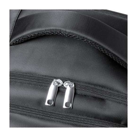 Mochila de calidad premium fabricada en resistente Nyon 600D de acabado en color negro. Compartimento principal con cierre de cremallera a juego y doble tirador. Incluye 3 bolsillos exteriores y 2 bolsillos laterales, todos con cierre de cremallera. Acolchado en asa, parte trasera y cintas para hombros, que además son ajustables. Interior con compartimentos acolchados para ordenador portátil de hasta 17 pulgadas y tablet de hasta 12 pulgadas. Accesorio en espalda para ajuste en trolley.