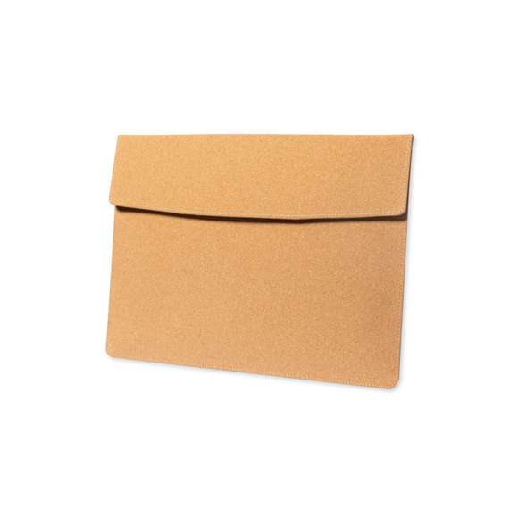 Resistente funda para ordenador portátil de calidad premium fabricada en corcho, favoreciendo el uso de materiales naturales. Compartimento principal con cierre magnético de solapa e interior acolchado. Para ordenador portátil o tablet de hasta 14 pulgadas.