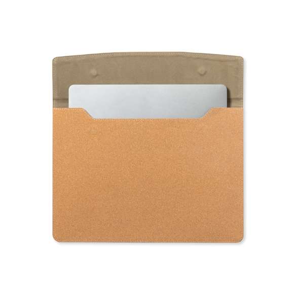 Resistente funda para ordenador portátil de calidad premium fabricada en corcho, favoreciendo el uso de materiales naturales. Compartimento principal con cierre magnético de solapa e interior acolchado. Para ordenador portátil o tablet de hasta 14 pulgadas.