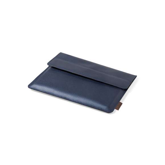 Resistente funda para ordenador portátil de calidad premium, fabricada en cuero reciclado. Compartimento principal con cierre de solapa e interior acolchado. Para ordenador portátil o tablet de hasta 14 pulgadas. Etiqueta exterior con distintivo cuero reciclado.El cuero reciclado rescata las fibras desechadas en los procesos de fabricación del cuero, minimizando el desperdicio de material, contribuyendo a reducir el impacto ambiental y manteniendo a la vez sus propiedades originales.