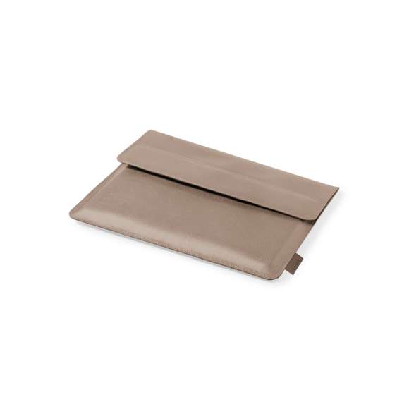 Resistente funda para ordenador portátil de calidad premium, fabricada en cuero reciclado. Compartimento principal con cierre de solapa e interior acolchado. Para ordenador portátil o tablet de hasta 14 pulgadas. Etiqueta exterior con distintivo cuero reciclado.El cuero reciclado rescata las fibras desechadas en los procesos de fabricación del cuero, minimizando el desperdicio de material, contribuyendo a reducir el impacto ambiental y manteniendo a la vez sus propiedades originales.