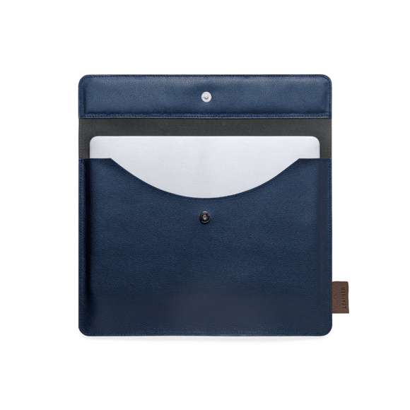 Resistente funda para ordenador portátil de calidad premium, fabricada en cuero reciclado. Compartimento principal con cierre de solapa e interior acolchado. Para ordenador portátil o tablet de hasta 14 pulgadas. Etiqueta exterior con distintivo cuero reciclado.El cuero reciclado rescata las fibras desechadas en los procesos de fabricación del cuero, minimizando el desperdicio de material, contribuyendo a reducir el impacto ambiental y manteniendo a la vez sus propiedades originales.