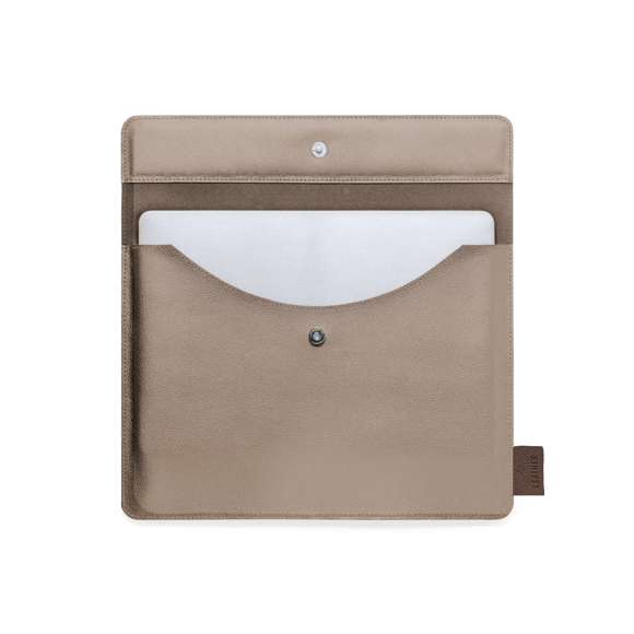 Resistente funda para ordenador portátil de calidad premium, fabricada en cuero reciclado. Compartimento principal con cierre de solapa e interior acolchado. Para ordenador portátil o tablet de hasta 14 pulgadas. Etiqueta exterior con distintivo cuero reciclado.El cuero reciclado rescata las fibras desechadas en los procesos de fabricación del cuero, minimizando el desperdicio de material, contribuyendo a reducir el impacto ambiental y manteniendo a la vez sus propiedades originales.
