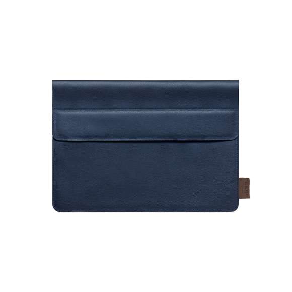 Resistente funda para ordenador portátil de calidad premium, fabricada en cuero reciclado. Compartimento principal con cierre de solapa e interior acolchado. Para ordenador portátil o tablet de hasta 14 pulgadas. Etiqueta exterior con distintivo cuero reciclado.El cuero reciclado rescata las fibras desechadas en los procesos de fabricación del cuero, minimizando el desperdicio de material, contribuyendo a reducir el impacto ambiental y manteniendo a la vez sus propiedades originales.