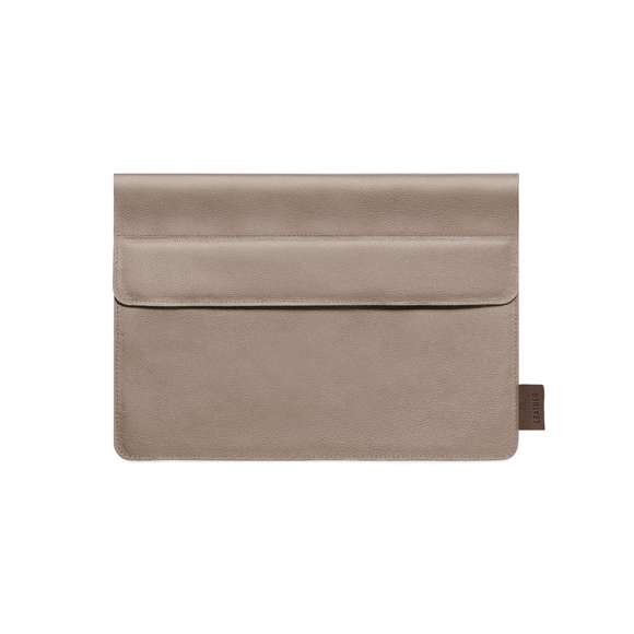 Resistente funda para ordenador portátil de calidad premium, fabricada en cuero reciclado. Compartimento principal con cierre de solapa e interior acolchado. Para ordenador portátil o tablet de hasta 14 pulgadas. Etiqueta exterior con distintivo cuero reciclado.El cuero reciclado rescata las fibras desechadas en los procesos de fabricación del cuero, minimizando el desperdicio de material, contribuyendo a reducir el impacto ambiental y manteniendo a la vez sus propiedades originales.