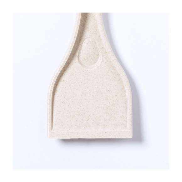 Rascador de hielo de línea nature, fabricado en resistente caña de trigo. Con cómoda asa troquelada y paleta de gran tamaño. Distintivo caña de trigo inyectado en molde. La caña de trigo fomenta la utilización de materias primas naturales, reduciendo así las emisiones contaminantes.