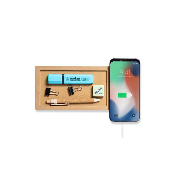 Cargador organizador inalámbrico 10W, fabricado en cartón reciclado y con espacio de almacenaje para artículos de escritorio. Compatible con dispositivos equipados con tecnología de carga inalámbrica Qi, con indicador LED de estado de carga y cable de carga Tipo C incluido. Presentado en caja individual de diseño kraft, con manual de instrucciones en español e inglés.Fabricado conforme a los estándares RoHS y en cumplimiento con los siguientes requisitos de seguridad:Sistema de protección contra sobrecalentamiento.Sistema de protección contra sobrecarga.Sistema de bloqueo para evitar cortocircuitos.