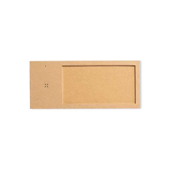 Cargador organizador inalámbrico 10W, fabricado en cartón reciclado y con espacio de almacenaje para artículos de escritorio. Compatible con dispositivos equipados con tecnología de carga inalámbrica Qi, con indicador LED de estado de carga y cable de carga Tipo C incluido. Presentado en caja individual de diseño kraft, con manual de instrucciones en español e inglés.Fabricado conforme a los estándares RoHS y en cumplimiento con los siguientes requisitos de seguridad:Sistema de protección contra sobrecalentamiento.Sistema de protección contra sobrecarga.Sistema de bloqueo para evitar cortocircuitos.