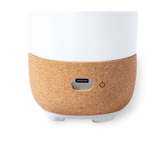 Elegante y decorativo humidificador, fabricado en resistente PP y base en corcho natural. Con 2 modos de vaporización y depósito de 200 ml, indicado para uso en estancias de hasta 25m2. Conexión USB, con cable Tipo C incluido de 1 m. Presentado en caja individual de diseño kraft, con manual de instrucciones en español e inglés y filtro de recambio.