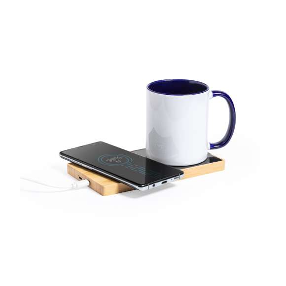 Calentador de tazas de línea nature, con cargador inalámbrico integrado 10W. Fabricado en bambú, con una amplia superficie que permite calentar la taza y cargar el dispositivo simultáneamente. Compatible con dispositivos equipados con tecnología de carga inalámbrica Qi. Incluye cable de carga Tipo C de 1 m y base antideslizante. Con manual de instrucciones en español e inglés y presentado en caja individual de diseño kraft.Fabricado conforme a los estándares RoHS y en cumplimiento con los siguientes requisitos de seguridad:Sistema de protección contra sobrecalentamiento.Sistema de protección contra sobrecarga.Sistema de bloqueo para evitar cortocircuitos.Sistema de transferencia de carga constante, acorde a la capacidad del dispositivo de destino.