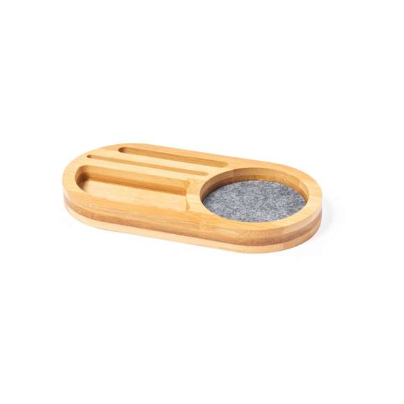  	Organizador de línea nature fabricado en bambú en combinación con fieltro RPET. Con función soporte para smartphone, varios compartimentos extra para objetos y amplia superficie de marcaje. Con distintivo fieltro RPET y presentado en caja individual de diseño kraft. 	 	El fieltro RPET reciclado es fruto de la combinación del proceso de reciclaje de materiales plásticos junto con la técnica milenaria de fabricación del fieltro, dando como resultado un material de eco-tendencia que, además de ser de origen reciclado, también se convierte en reciclable.