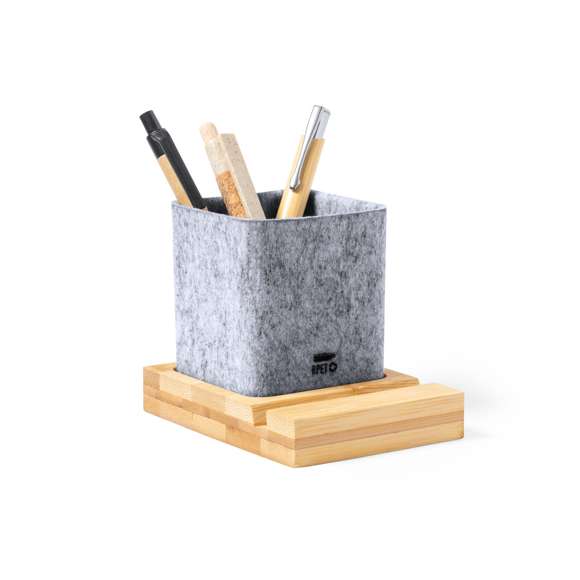 Lapicero de línea nature fabricado en fieltro RPET, con soporte para smartphone en bambú. Con distintivo fieltro RPET y presentado en caja individual de diseño kraft.El fieltro RPET reciclado es fruto de la combinación del proceso de reciclaje de materiales plásticos junto con la técnica milenaria de fabricación del fieltro, dando como resultado un material de eco-tendencia que, además de ser de origen reciclado, también se convierte en reciclable.