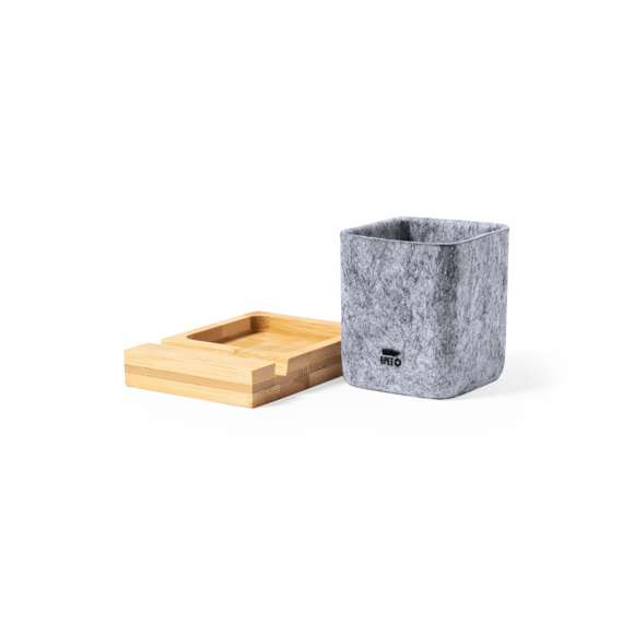 Lapicero de línea nature fabricado en fieltro RPET, con soporte para smartphone en bambú. Con distintivo fieltro RPET y presentado en caja individual de diseño kraft.El fieltro RPET reciclado es fruto de la combinación del proceso de reciclaje de materiales plásticos junto con la técnica milenaria de fabricación del fieltro, dando como resultado un material de eco-tendencia que, además de ser de origen reciclado, también se convierte en reciclable.