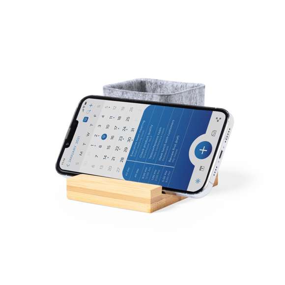 Lapicero de línea nature fabricado en fieltro RPET, con soporte para smartphone en bambú. Con distintivo fieltro RPET y presentado en caja individual de diseño kraft.El fieltro RPET reciclado es fruto de la combinación del proceso de reciclaje de materiales plásticos junto con la técnica milenaria de fabricación del fieltro, dando como resultado un material de eco-tendencia que, además de ser de origen reciclado, también se convierte en reciclable.