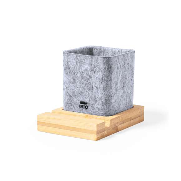 Lapicero de línea nature fabricado en fieltro RPET, con soporte para smartphone en bambú. Con distintivo fieltro RPET y presentado en caja individual de diseño kraft.El fieltro RPET reciclado es fruto de la combinación del proceso de reciclaje de materiales plásticos junto con la técnica milenaria de fabricación del fieltro, dando como resultado un material de eco-tendencia que, además de ser de origen reciclado, también se convierte en reciclable.