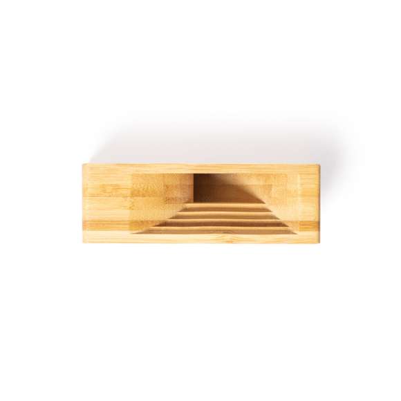 Original soporte para smartphone con amplificador de sonido. Fabricado en bambú, sacando el máximo partido a las propiedades acústicas de este material y sin necesidad de electrónica alguna. Presentado en caja individual de diseño kraft.