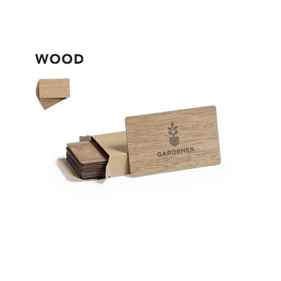 Set de 10 tarjetas de línea nature, fabricadas en madera natural con acabado veteado y especialmente diseñadas para marcaje en laser. Presentación en caja individual de cartón kraft.