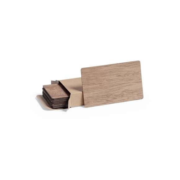 Set de 10 tarjetas de línea nature, fabricadas en madera natural con acabado veteado y especialmente diseñadas para marcaje en laser. Presentación en caja individual de cartón kraft.