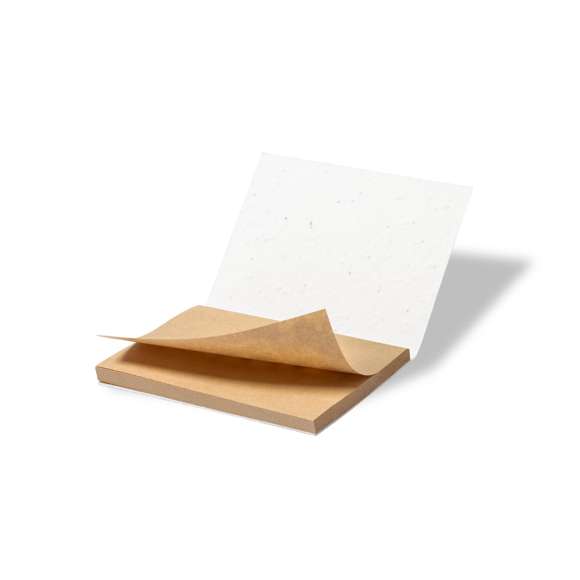 Bloc de notas de línea nature, con cubiertas fabricadas en papel semilla, reciclable y degradable. Incluye semillas de petunia en ambas cubiertas, convirtiéndolo así en papel plantable al final de su vida útil. Interior con 50 notas adhesivas de acabado kraft. Flores en colores surtidos, con instrucciones de plantado en la cubierta trasera y presentado en bolsa individual de papel reciclado.