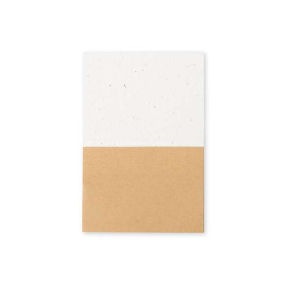 Bloc de notas de línea nature, con cubiertas fabricadas en papel semilla, reciclable y degradable. Incluye semillas de petunia en ambas cubiertas, convirtiéndolo así en papel plantable al final de su vida útil. Interior con 50 notas adhesivas de acabado kraft. Flores en colores surtidos, con instrucciones de plantado en la cubierta trasera y presentado en bolsa individual de papel reciclado.