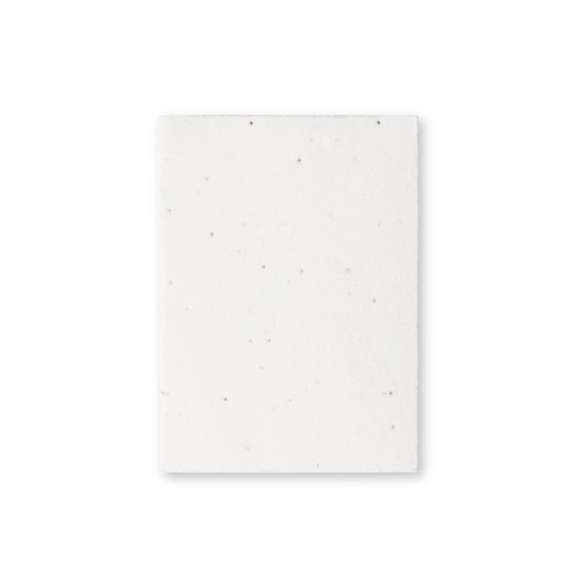 Bloc de notas de línea nature, con cubiertas fabricadas en papel semilla, reciclable y degradable. Incluye semillas de petunia en ambas cubiertas, convirtiéndolo así en papel plantable al final de su vida útil. Interior con 50 notas adhesivas de acabado kraft. Flores en colores surtidos, con instrucciones de plantado en la cubierta trasera y presentado en bolsa individual de papel reciclado.