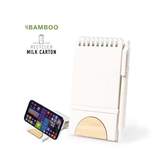 Libreta de línea nature convertible en soporte para smartphone y fabricada con cartones de leche reciclados. Tapas duras, con detalle en bambú en la portada y elástico de sujeción a juego, incluido soporte para bolígrafo. Interior con 80 hojas de disposición a una raya y distintivo cartón de leche reciclado en la contraportadaIncluye bolígrafo fabricado con cartones de leche reciclados y detalles en blanco con mecanismo pulsador y en tinta azul. Con distintivo cartón de leche reciclado en la parte superior del bolígrafo.Los cartones de leche se componen en su mayor parte de cartón y aluminio. Durante su proceso de reciclado, se separan los distintos materiales del envase para su reutilización y nuevo uso, contribuyendo así a recorrer el camino infinito de la economía circular. Este material se caracteriza por su alto grado de reciclabilidad, así como por su ligereza y resistencia.