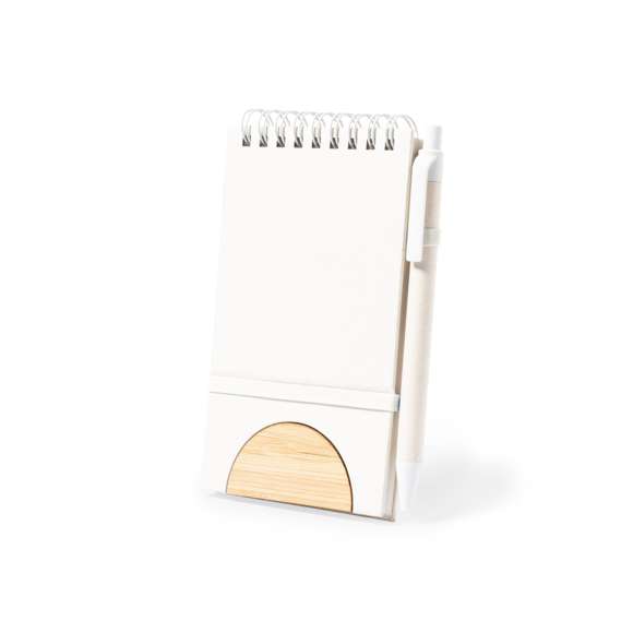 Libreta de línea nature convertible en soporte para smartphone y fabricada con cartones de leche reciclados. Tapas duras, con detalle en bambú en la portada y elástico de sujeción a juego, incluido soporte para bolígrafo. Interior con 80 hojas de disposición a una raya y distintivo cartón de leche reciclado en la contraportadaIncluye bolígrafo fabricado con cartones de leche reciclados y detalles en blanco con mecanismo pulsador y en tinta azul. Con distintivo cartón de leche reciclado en la parte superior del bolígrafo.Los cartones de leche se componen en su mayor parte de cartón y aluminio. Durante su proceso de reciclado, se separan los distintos materiales del envase para su reutilización y nuevo uso, contribuyendo así a recorrer el camino infinito de la economía circular. Este material se caracteriza por su alto grado de reciclabilidad, así como por su ligereza y resistencia.