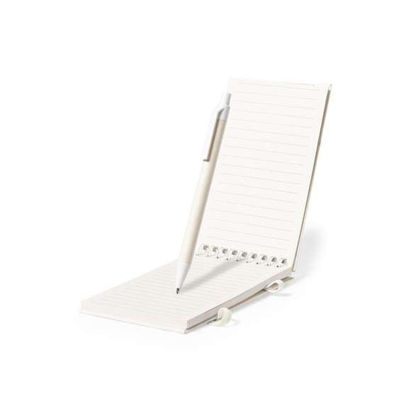 Libreta de línea nature convertible en soporte para smartphone y fabricada con cartones de leche reciclados. Tapas duras, con detalle en bambú en la portada y elástico de sujeción a juego, incluido soporte para bolígrafo. Interior con 80 hojas de disposición a una raya y distintivo cartón de leche reciclado en la contraportadaIncluye bolígrafo fabricado con cartones de leche reciclados y detalles en blanco con mecanismo pulsador y en tinta azul. Con distintivo cartón de leche reciclado en la parte superior del bolígrafo.Los cartones de leche se componen en su mayor parte de cartón y aluminio. Durante su proceso de reciclado, se separan los distintos materiales del envase para su reutilización y nuevo uso, contribuyendo así a recorrer el camino infinito de la economía circular. Este material se caracteriza por su alto grado de reciclabilidad, así como por su ligereza y resistencia.