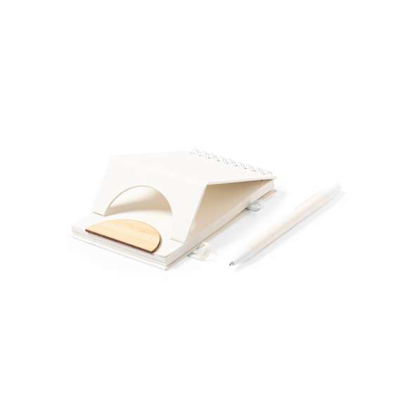 Libreta de línea nature convertible en soporte para smartphone y fabricada con cartones de leche reciclados. Tapas duras, con detalle en bambú en la portada y elástico de sujeción a juego, incluido soporte para bolígrafo. Interior con 80 hojas de disposición a una raya y distintivo cartón de leche reciclado en la contraportadaIncluye bolígrafo fabricado con cartones de leche reciclados y detalles en blanco con mecanismo pulsador y en tinta azul. Con distintivo cartón de leche reciclado en la parte superior del bolígrafo.Los cartones de leche se componen en su mayor parte de cartón y aluminio. Durante su proceso de reciclado, se separan los distintos materiales del envase para su reutilización y nuevo uso, contribuyendo así a recorrer el camino infinito de la economía circular. Este material se caracteriza por su alto grado de reciclabilidad, así como por su ligereza y resistencia.