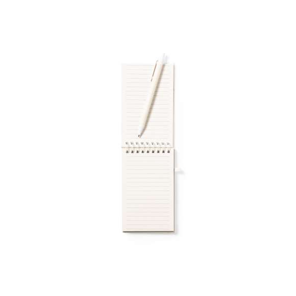 Libreta de línea nature convertible en soporte para smartphone y fabricada con cartones de leche reciclados. Tapas duras, con detalle en bambú en la portada y elástico de sujeción a juego, incluido soporte para bolígrafo. Interior con 80 hojas de disposición a una raya y distintivo cartón de leche reciclado en la contraportadaIncluye bolígrafo fabricado con cartones de leche reciclados y detalles en blanco con mecanismo pulsador y en tinta azul. Con distintivo cartón de leche reciclado en la parte superior del bolígrafo.Los cartones de leche se componen en su mayor parte de cartón y aluminio. Durante su proceso de reciclado, se separan los distintos materiales del envase para su reutilización y nuevo uso, contribuyendo así a recorrer el camino infinito de la economía circular. Este material se caracteriza por su alto grado de reciclabilidad, así como por su ligereza y resistencia.