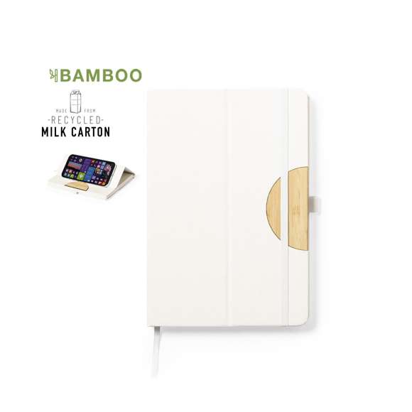Libreta de línea nature convertible en soporte para smartphone y fabricada con cartones de leche reciclados. Tapas duras, con detalle en bambú en la portada. Elástico de sujeción y marcapáginas de tela a juego, con soporte para bolígrafo (bolígrafo no incluido). Interior con 100 hojas de disposición a una raya y distintivo cartón de leche reciclado en la contraportadaLos cartones de leche se componen en su mayor parte de cartón y aluminio. Durante su proceso de reciclado, se separan los distintos materiales del envase para su reutilización y nuevo uso, contribuyendo así a recorrer el camino infinito de la economía circular. Este material se caracteriza por su alto grado de reciclabilidad, así como por su ligereza y resistencia.