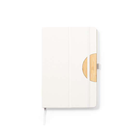 Libreta de línea nature convertible en soporte para smartphone y fabricada con cartones de leche reciclados. Tapas duras, con detalle en bambú en la portada. Elástico de sujeción y marcapáginas de tela a juego, con soporte para bolígrafo (bolígrafo no incluido). Interior con 100 hojas de disposición a una raya y distintivo cartón de leche reciclado en la contraportadaLos cartones de leche se componen en su mayor parte de cartón y aluminio. Durante su proceso de reciclado, se separan los distintos materiales del envase para su reutilización y nuevo uso, contribuyendo así a recorrer el camino infinito de la economía circular. Este material se caracteriza por su alto grado de reciclabilidad, así como por su ligereza y resistencia.