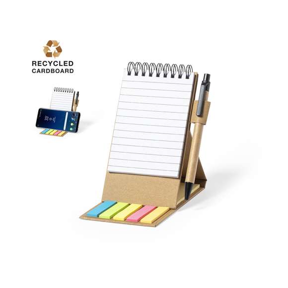 Bloc de notas de línea nature convertible en soporte para smartphone y fabricado en cartón reciclado. Incluye: Bloc de anillas de 30 hojas blancas, con disposición a una raya y soporte para bolígrafo. Bolígrafo en cartón reciclado con detalles en negro, de mecanismo pulsador y en tinta azul.25 notas adhesivas medianas.125 mininotas adhesivas en varios colores.