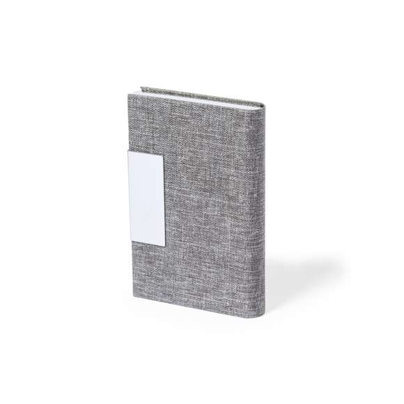 Elegante tarjetero fabricado en resistente poliéster RPET 300D. De tapas duras y cierre magnético. Con detalle metálico cromado en la parte frontal y compartimento interior para almacenar las tarjetas. Con distintivo RPET en la parte trasera y disponible en variada gama de colores. El material RPET se elabora a partir de plástico reciclado, para así fomentar la reutilización de residuos plásticos y ayudar a la sostenibilidad del planeta.