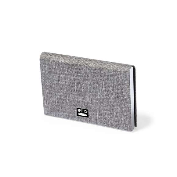 Elegante tarjetero fabricado en resistente poliéster RPET 300D. De tapas duras y cierre magnético. Con detalle metálico cromado en la parte frontal y compartimento interior para almacenar las tarjetas. Con distintivo RPET en la parte trasera y disponible en variada gama de colores. El material RPET se elabora a partir de plástico reciclado, para así fomentar la reutilización de residuos plásticos y ayudar a la sostenibilidad del planeta.