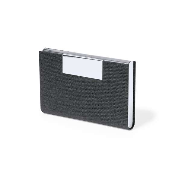 Elegante tarjetero fabricado en resistente poliéster RPET 300D. De tapas duras y cierre magnético. Con detalle metálico cromado en la parte frontal y compartimento interior para almacenar las tarjetas. Con distintivo RPET en la parte trasera y disponible en variada gama de colores. El material RPET se elabora a partir de plástico reciclado, para así fomentar la reutilización de residuos plásticos y ayudar a la sostenibilidad del planeta.