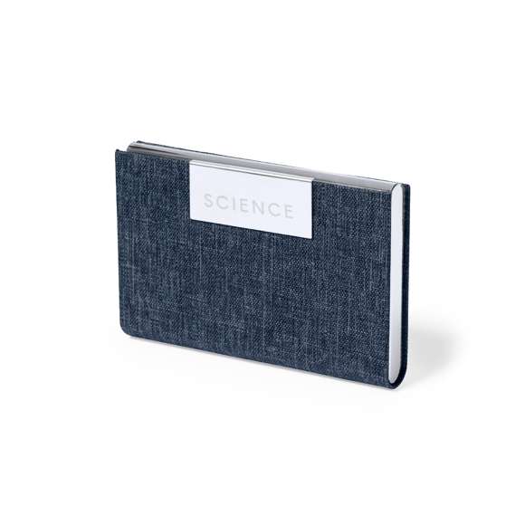 Elegante tarjetero fabricado en resistente poliéster RPET 300D. De tapas duras y cierre magnético. Con detalle metálico cromado en la parte frontal y compartimento interior para almacenar las tarjetas. Con distintivo RPET en la parte trasera y disponible en variada gama de colores. El material RPET se elabora a partir de plástico reciclado, para así fomentar la reutilización de residuos plásticos y ayudar a la sostenibilidad del planeta.