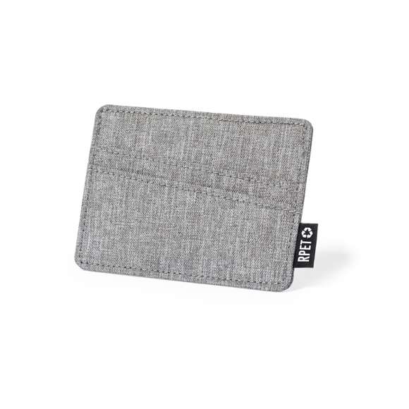 Elegante tarjetero fabricado en poliéster RPET 300D. Con 3 compartimentos independientes para tarjetas y distintivo RPET en la etiqueta exterior. 	 	El material RPET se elabora a partir de plástico reciclado, para así fomentar la reutilización de residuos plásticos y ayudar a la sostenibilidad del planeta.