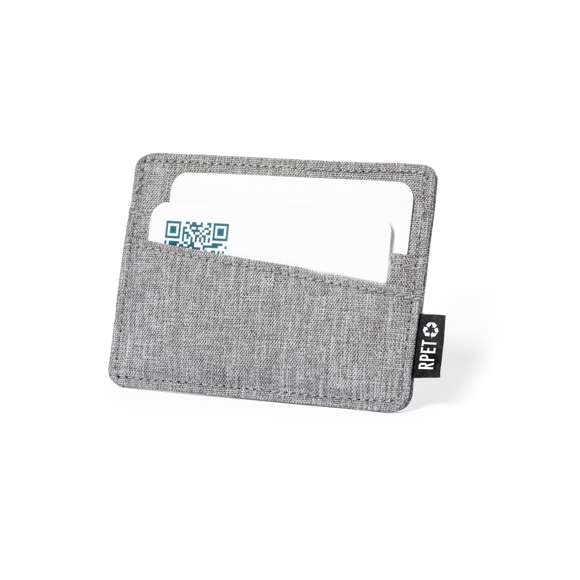Elegante tarjetero fabricado en poliéster RPET 300D. Con 3 compartimentos independientes para tarjetas y distintivo RPET en la etiqueta exterior. 	 	El material RPET se elabora a partir de plástico reciclado, para así fomentar la reutilización de residuos plásticos y ayudar a la sostenibilidad del planeta.