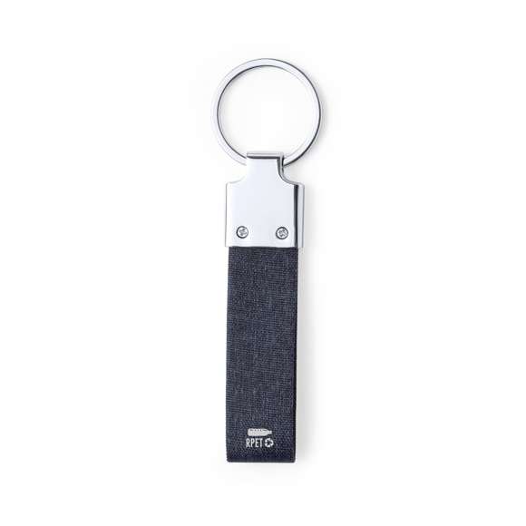 Elegante llavero con cinta fabricada en poliéster RPET 300D y accesorio cromado. Disponible en variada gama de colores, con distintivo RPET en la cinta y anilla metálica cromada. El material RPET se elabora a partir de plástico reciclado, para así fomentar la reutilización de residuos plásticos y ayudar a la sostenibilidad del planeta.