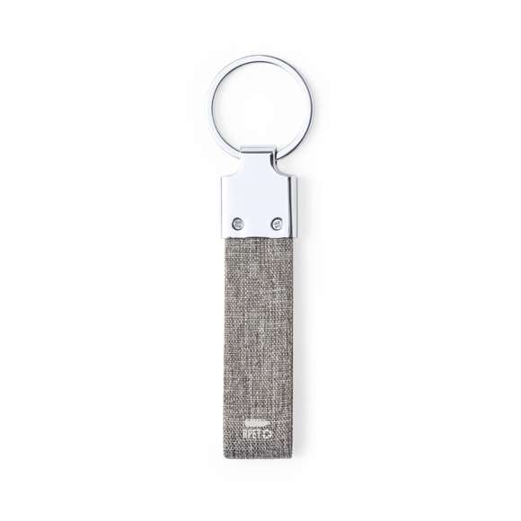 Elegante llavero con cinta fabricada en poliéster RPET 300D y accesorio cromado. Disponible en variada gama de colores, con distintivo RPET en la cinta y anilla metálica cromada. El material RPET se elabora a partir de plástico reciclado, para así fomentar la reutilización de residuos plásticos y ayudar a la sostenibilidad del planeta.