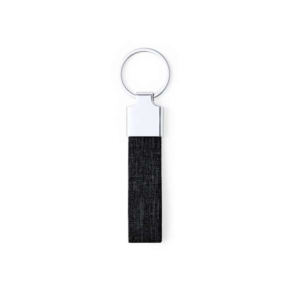 Elegante llavero con cinta fabricada en poliéster RPET 300D y accesorio cromado. Disponible en variada gama de colores, con distintivo RPET en la cinta y anilla metálica cromada. El material RPET se elabora a partir de plástico reciclado, para así fomentar la reutilización de residuos plásticos y ayudar a la sostenibilidad del planeta.