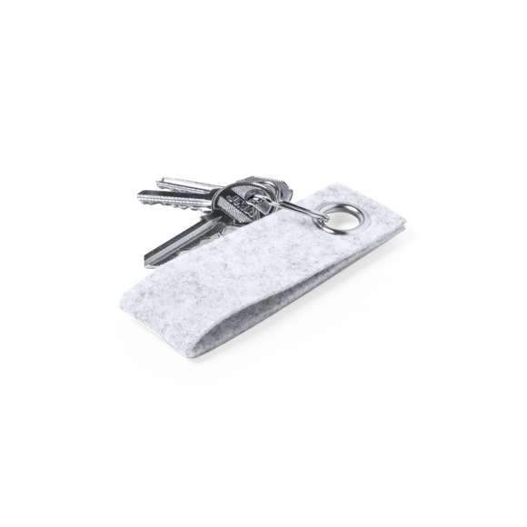 Elegante llavero con cinta fabricada en fieltro RPET y ojal metálico cromado. Con distintivo fieltro RPET en la cinta y anilla metálica cromada. El fieltro RPET es fruto de la combinación del proceso de reciclaje de materiales plásticos junto con la técnica milenaria de fabricación del fieltro, dando como resultado un material de eco-tendencia que, además de ser de origen reciclado, también se convierte en reciclable.