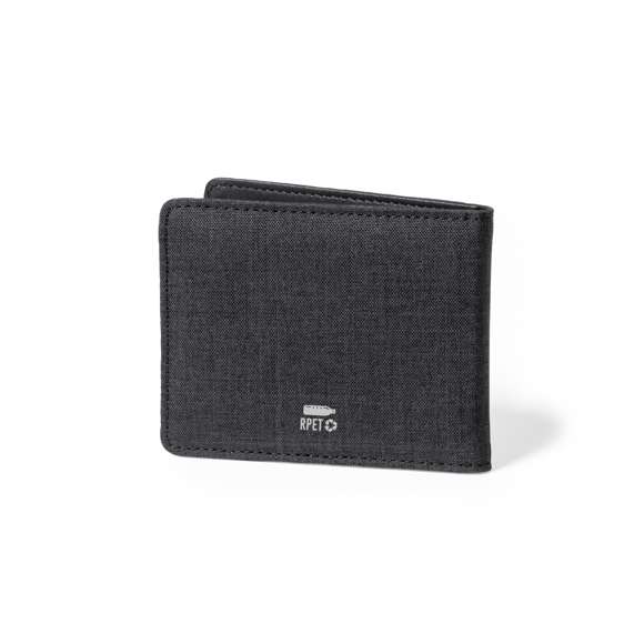 Elegante tarjetero billetero fabricado en poliéster RPET de acabado en color negro. Interior con 6 compartimentos independientes para tarjetas y amplio billetero. Con tecnología de seguridad RFID (Identificación por Radio Frecuencia) que mantiene seguros tus dispositivos de transmisión de identidad. Distintivo RPET en el exterior y RFID en el interior. El material RPET se elabora a partir de plástico reciclado, para así fomentar la reutilización de residuos plásticos y ayudar a la sostenibilidad del planeta.